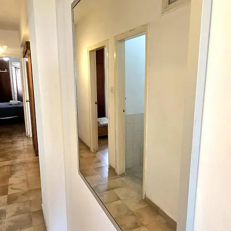 Retro Art And Mirrors Molos Apartman