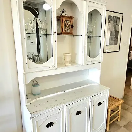 Retro Art And Mirrors Molos Apartman Limassol