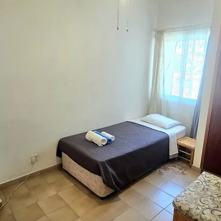 Retro Art And Mirrors Molos Apartman