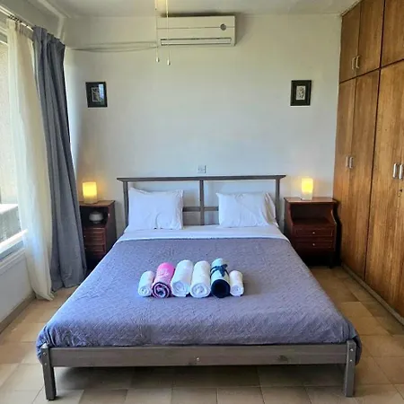 Retro Art And Mirrors Molos Apartman *