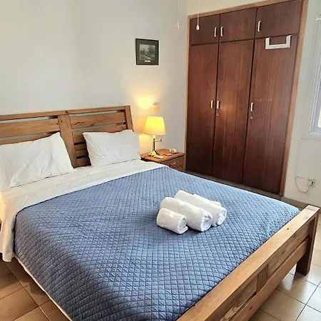 Retro Art And Mirrors Molos * 利马索尔