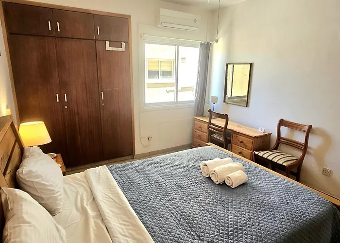 Retro Art And Mirrors Molos アパート