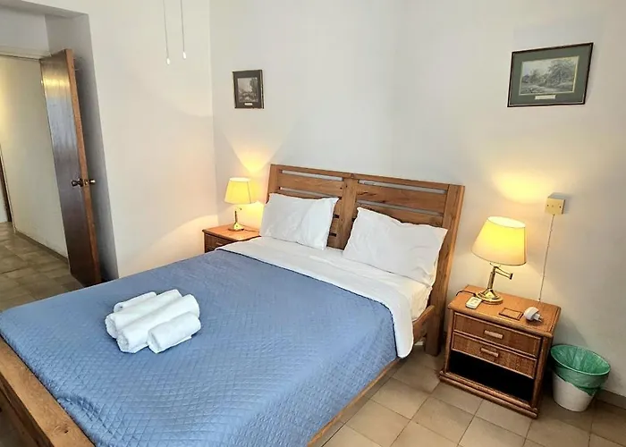 アパート Retro Art And Mirrors Molos *