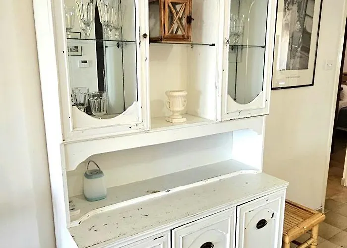 Retro Art And Mirrors Molos アパート リマソール