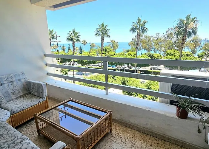 Retro Art And Mirrors Molos リマソール