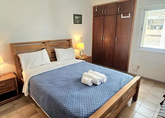 Retro Art And Mirrors Molos * Limassol